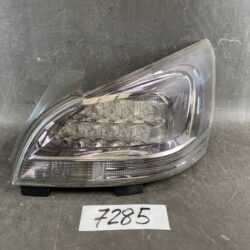 TOYOTA MARK X ZIO ANA10 Genuine Taillight / STANLEY 72-4 / Right Side x1