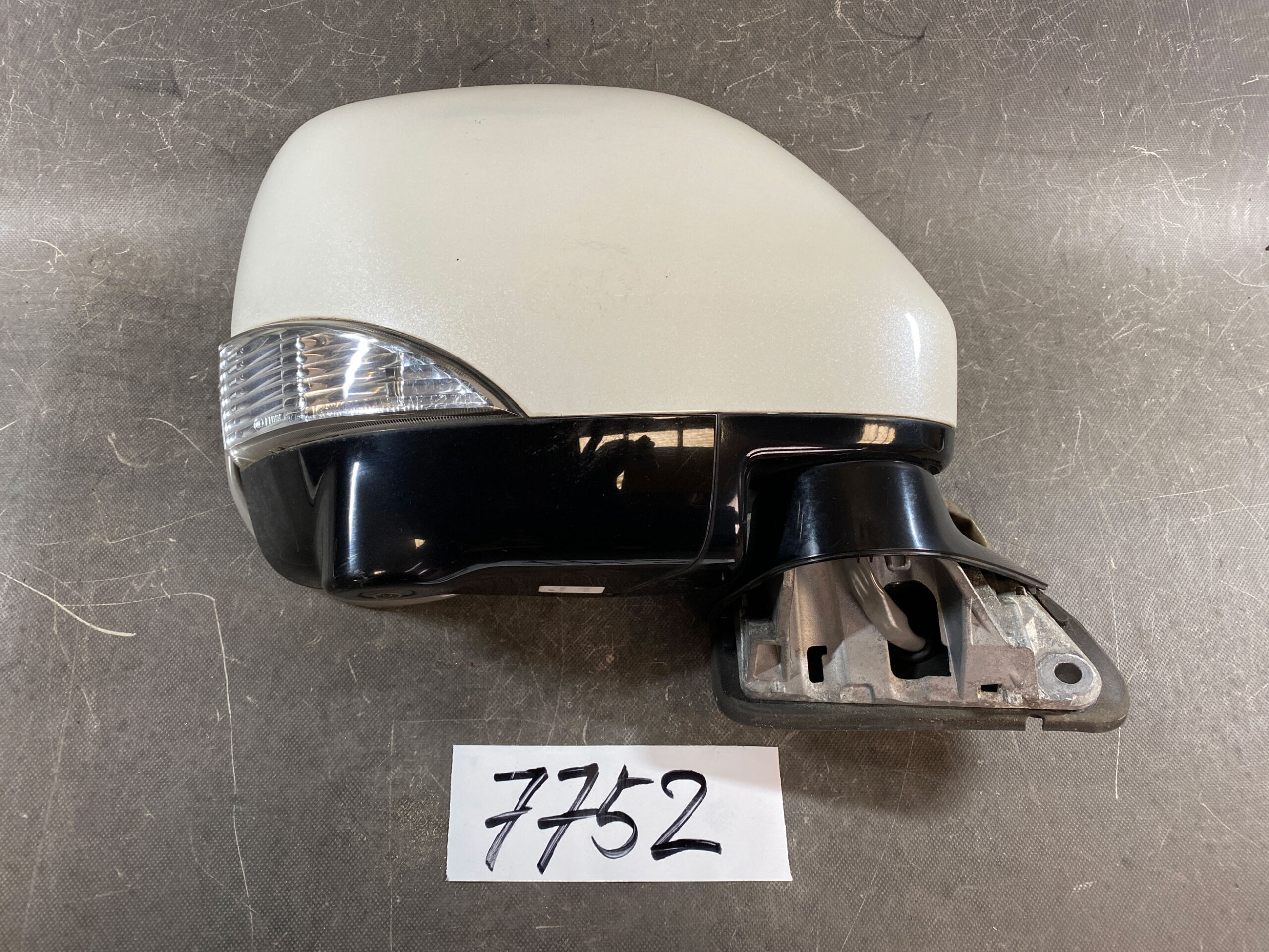 NISSAN ELGRAND E52 Genuine Door Mirror with Camera / 026620 / ICHIKOH 8318  / Right Side x1